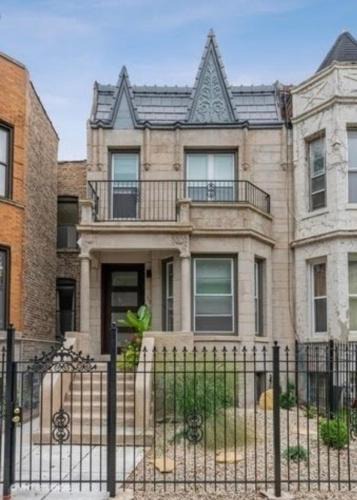 Grand Boulevard Apartment | Luxe Hyde Park Gray Stone near UofC