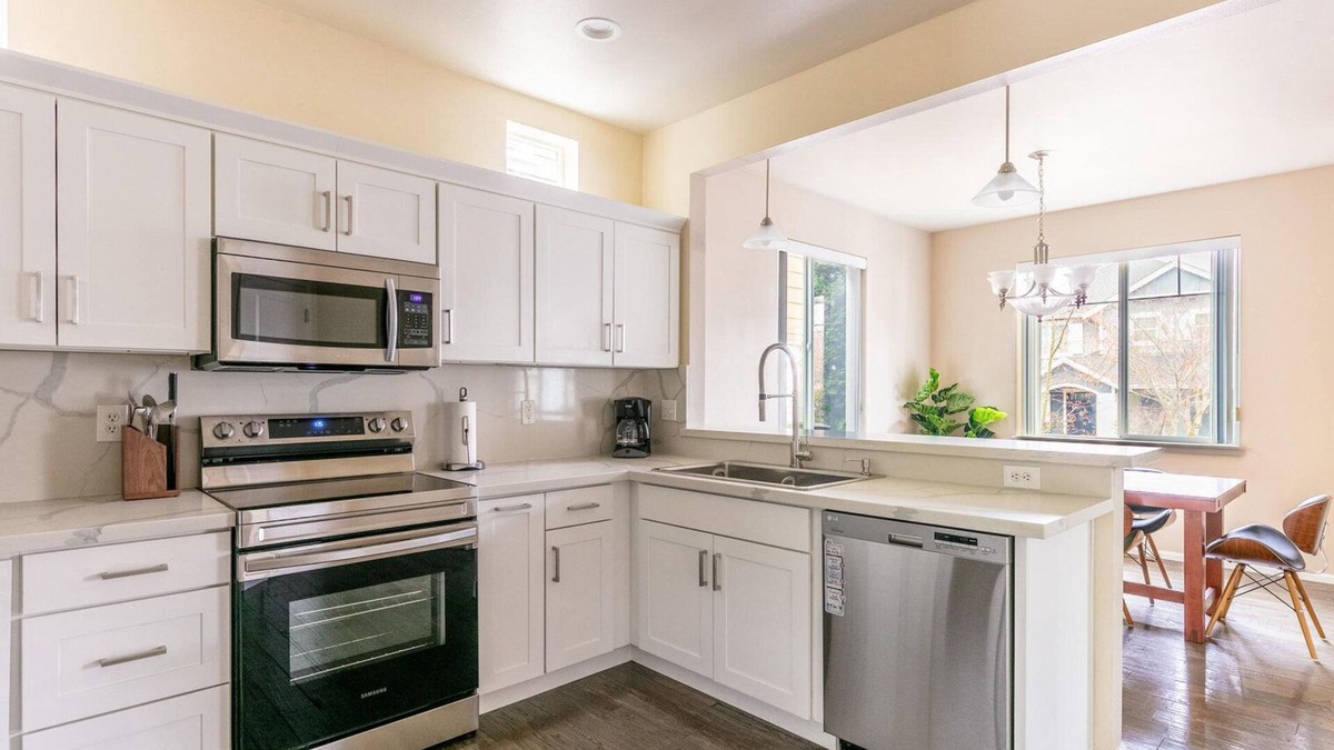 Issaquah Highlands House | Luxe Issaquah 4BR w/Workspace & Backyard, nr Dining, by Blueground