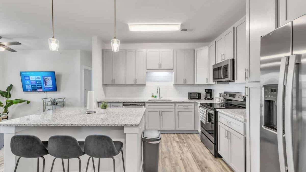 Hayes Apartment | Luxe King 3BR Suite to Downtown Durham!