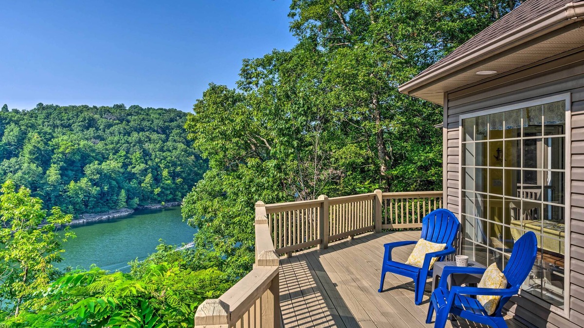 Jamestown House | Luxe Lake Cumberland Retreat w/Decks on 1 Acre!