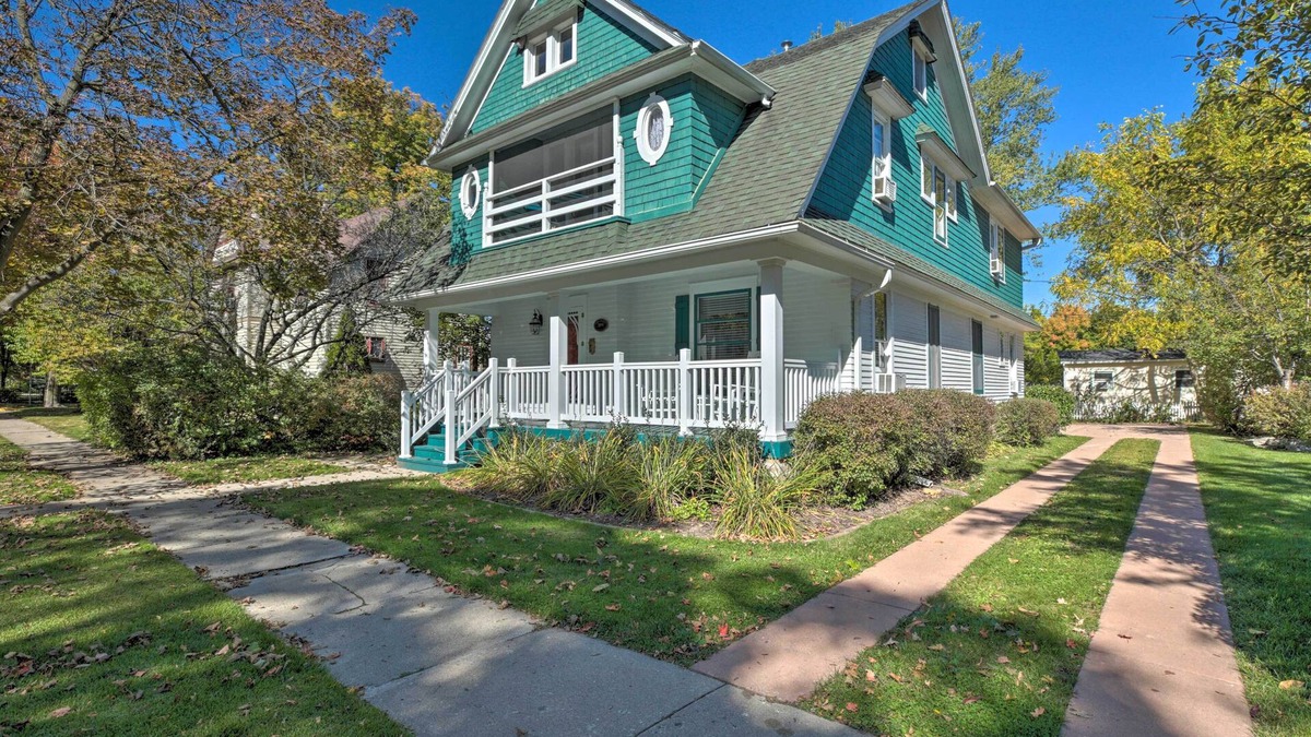 Lake Geneva House | Luxe Lake Geneva Retreat in Downtown!