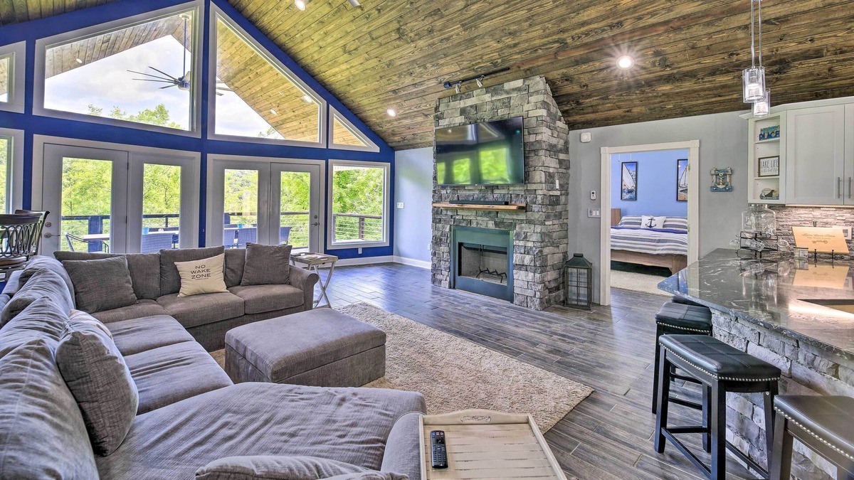 Tazewell House | Luxe Lake Norris Home w/ Private Dock & Grill