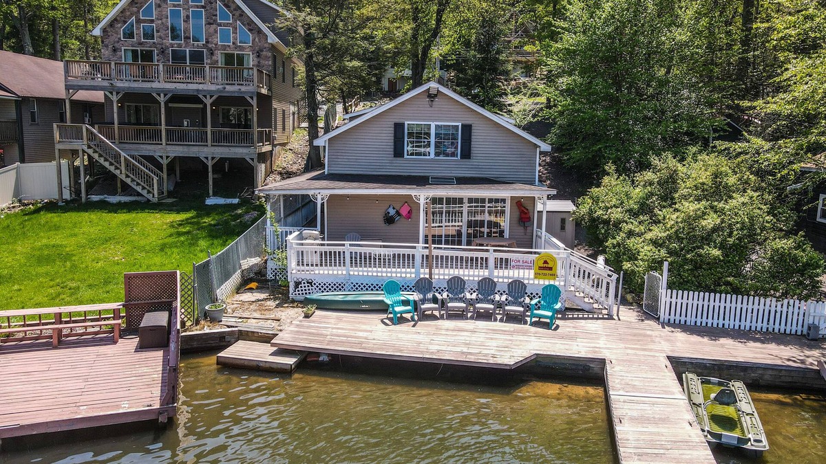 Lake Harmony Cottage | Luxe Lakefront Haven Twin Cottages with Lake Access