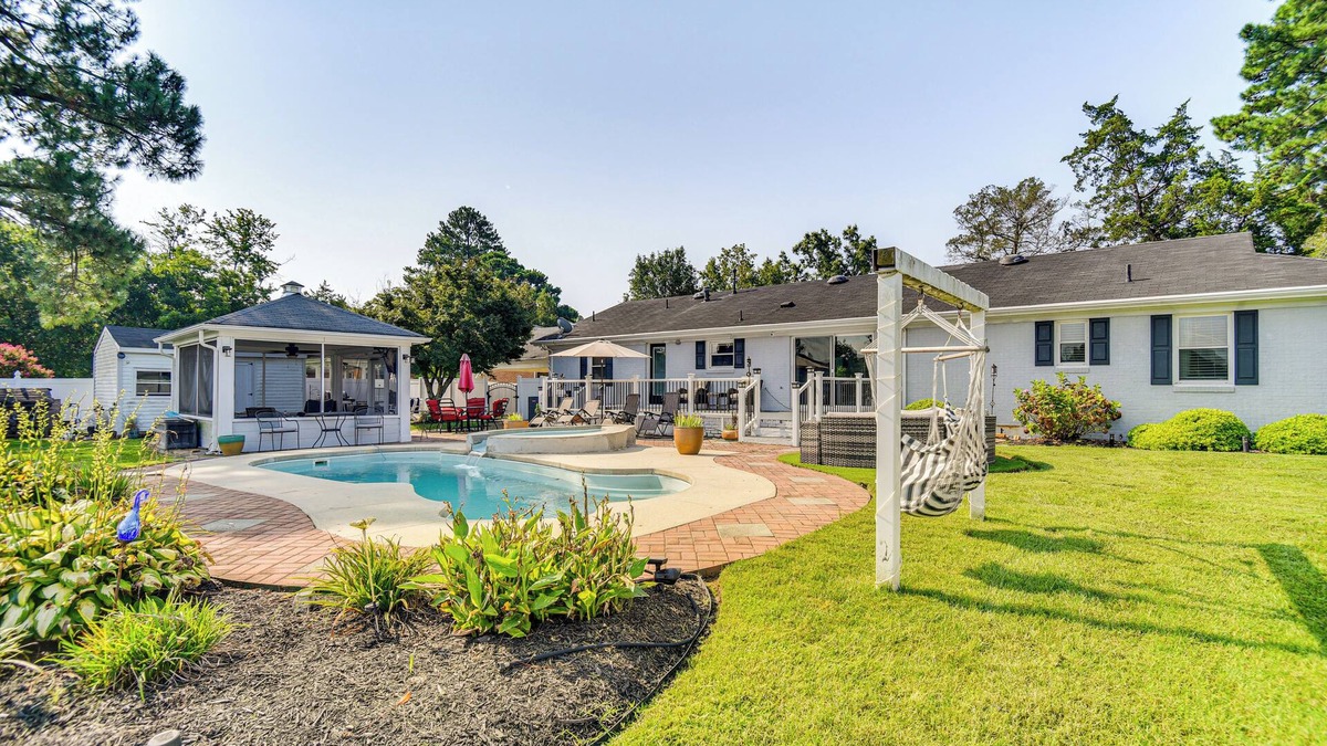 Portsmouth House | Luxe Lakefront Portsmouth Home: Fish, Swim & Play!