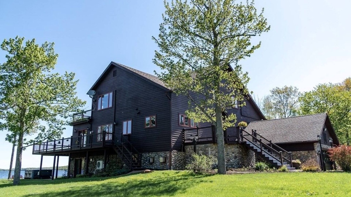 Ellenburg Depot Cabin | Luxe lakeside lodge w/private sauna and hot tub