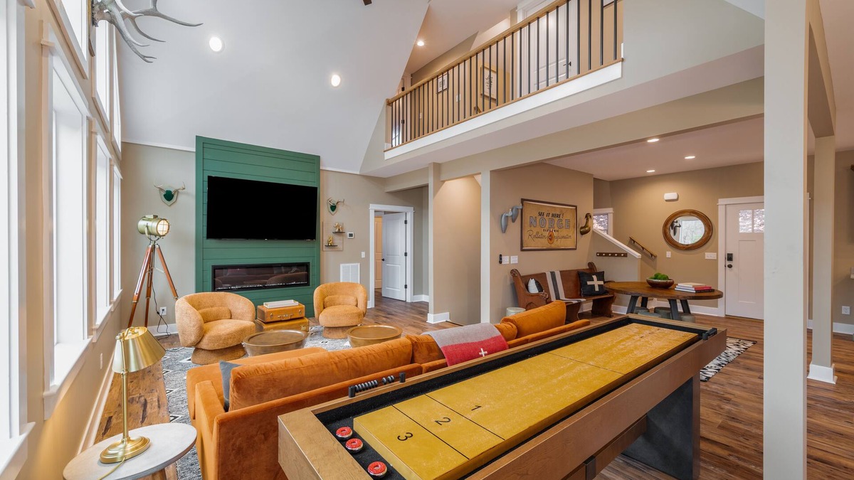 Massanutten House | Luxe Lodge Designer Decorated Sleeps 16 Hot Tub Decks w/ Slope views
