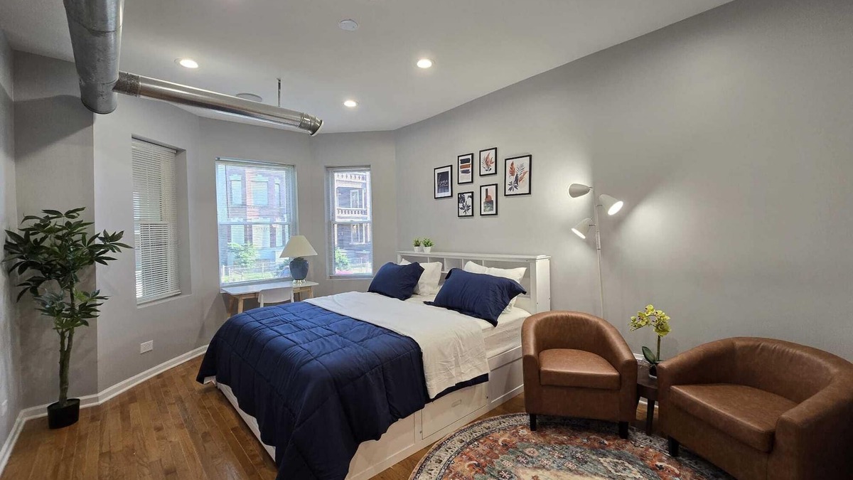 Woodlawn Apartment | Luxe Loft vibe –4BR/3BA Apt– King Suite-11 minutes from downtown-Families-Groups