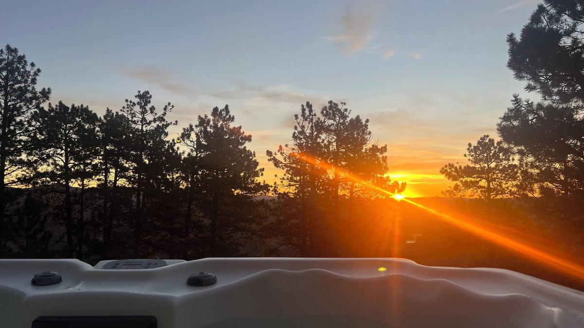 Pine Cabin | Luxe Log Home+Views+Hot Tub+Fire Pit+Open Air Game Room + Red Rocks