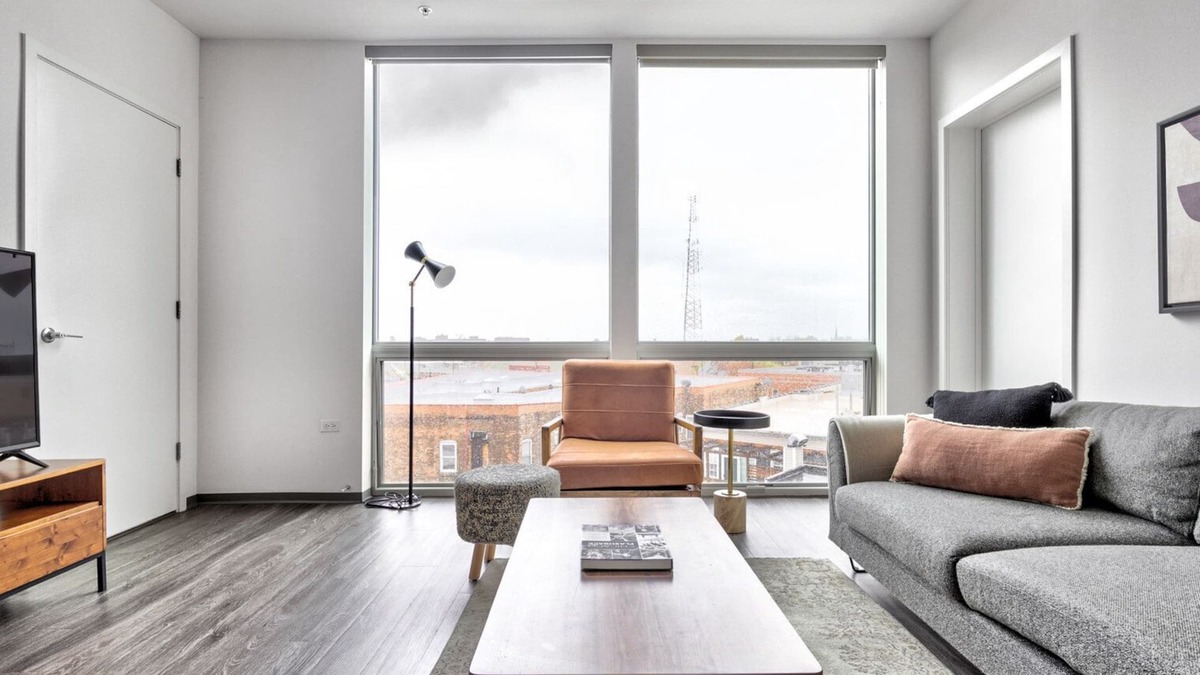 Logan Square Apartment | Luxe Logan Square 2BR w/Gym, Roof Deck, 1 block to L, by Blueground (ID #CHI371)
