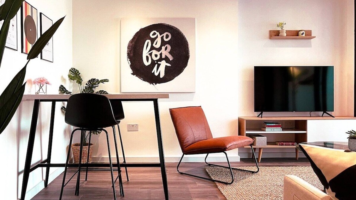 London Borough of Hounslow Apartment | Luxe London Pad: with Parking