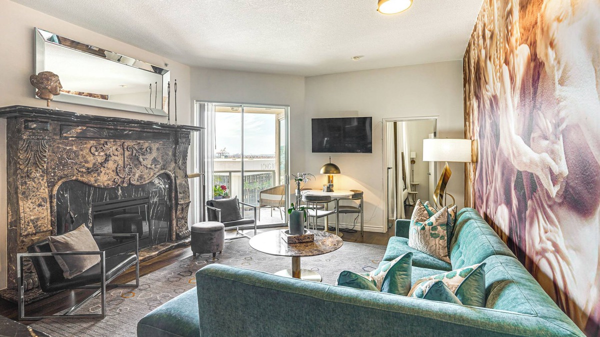 Waterfront Condo | Luxe Long Beach Condo w/Pool: 1 Mi to Shoreline!