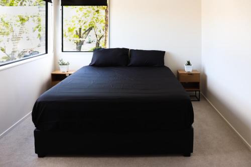 Mount Albert House | Luxe Modern Large Bedroom with Shared Kitchen and Amenities