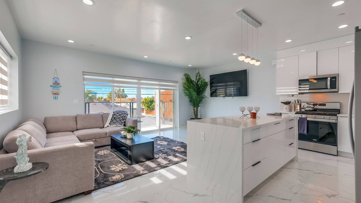 Southwood Condo | Luxe-Modern New beach Retreat