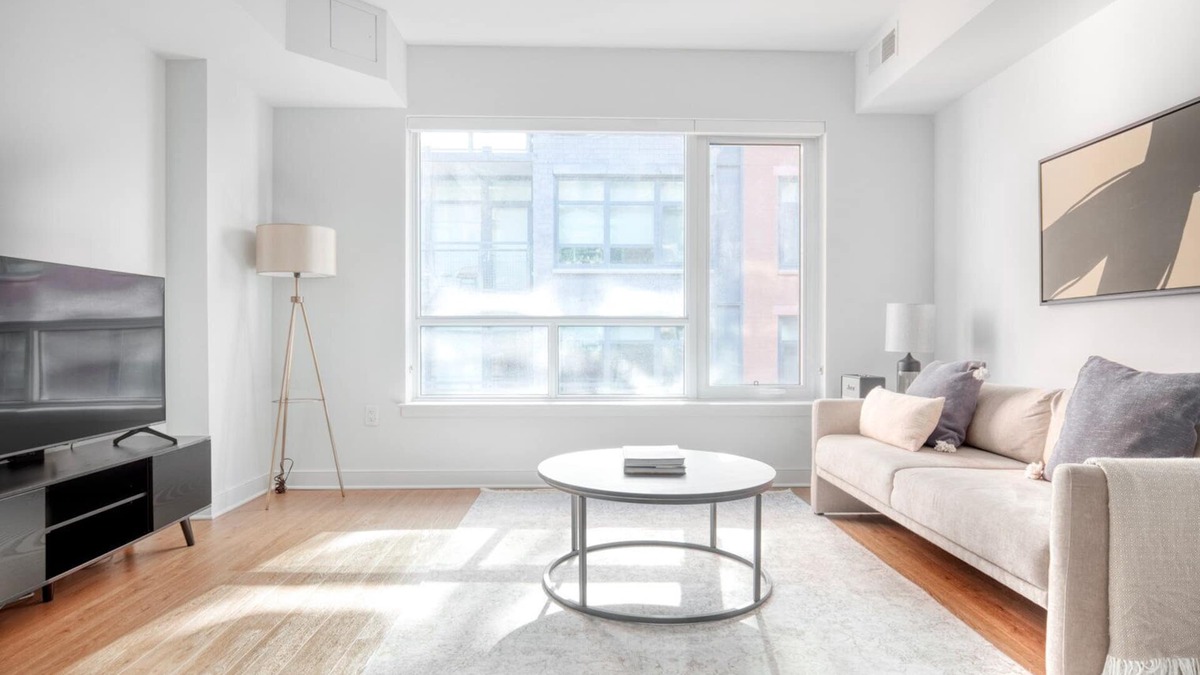 Mount Vernon Triangle Apartment | Luxe Mount Vernon Studio w/Pool, W/D & Gym, near Metro, by Blueground