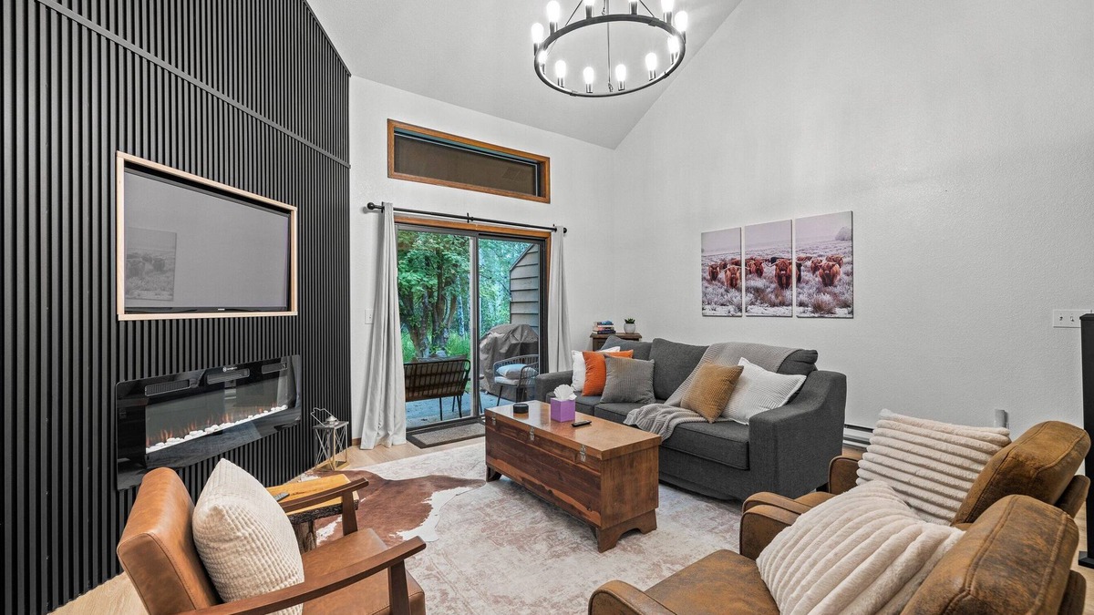 McCall House | Luxe Mountain- beautiful remodeled condo with community pool