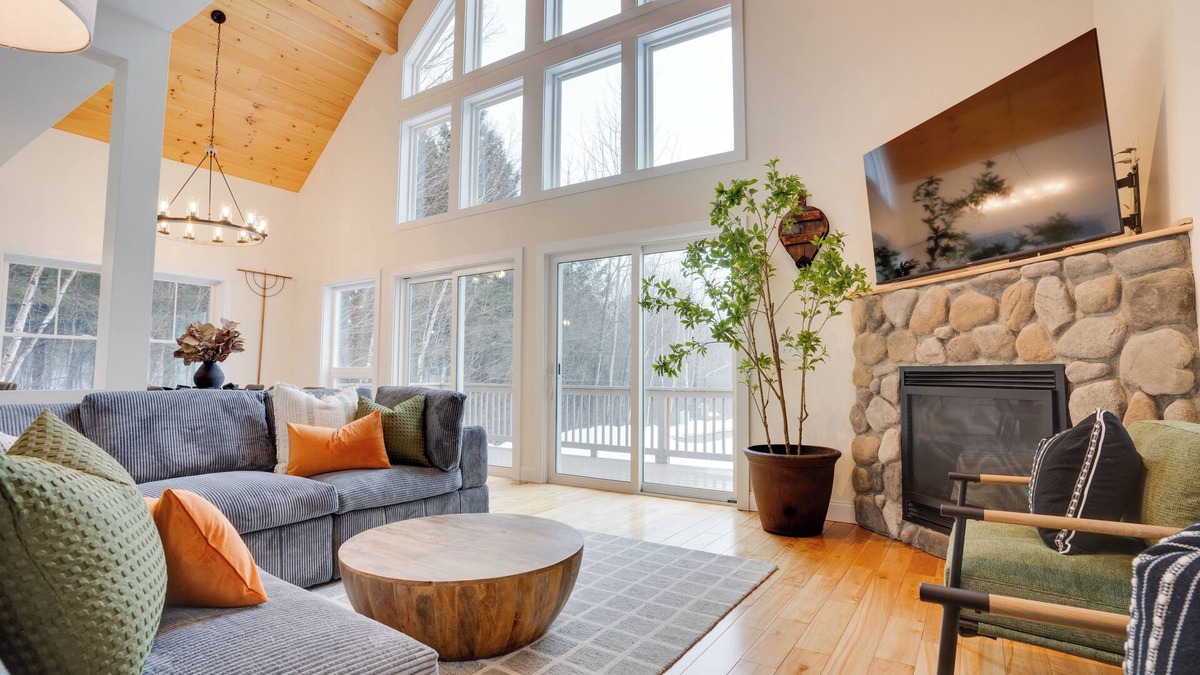 Intervale House | Luxe Mountain Escape ~ Sauna ~ Hot Tub ~ Pool Table ~Arcade Games~ Massage Chair