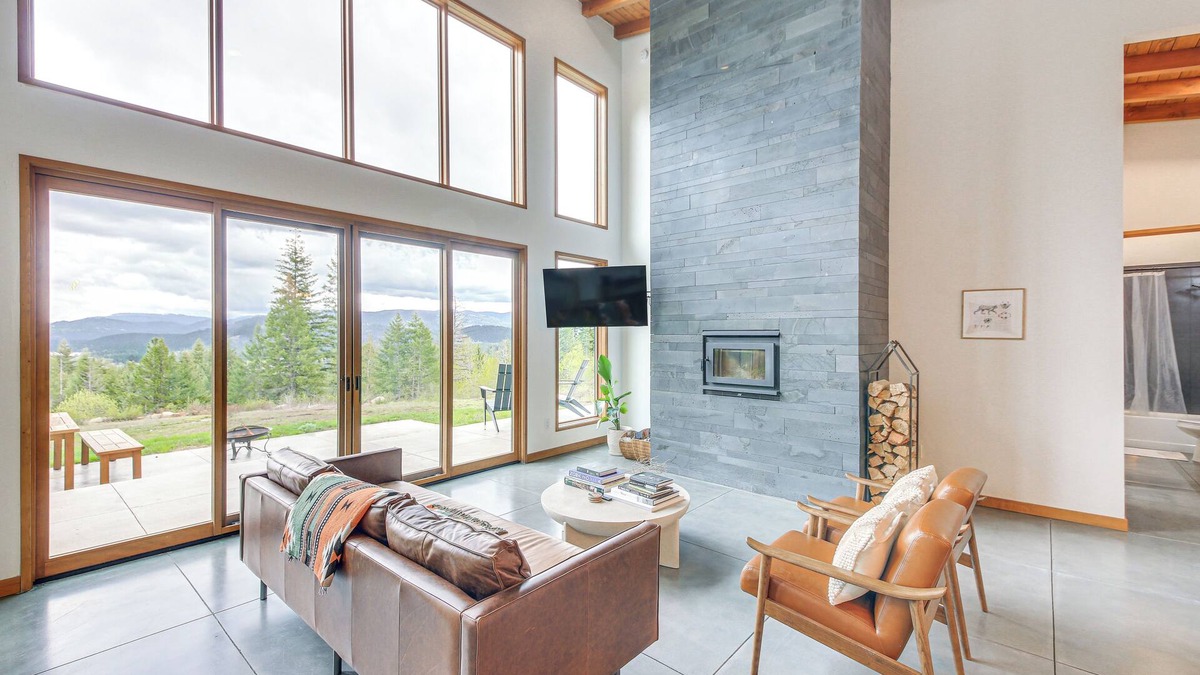Priest River House | Luxe Mtn-View Escape 5 Mi to Dtwn Priest River!