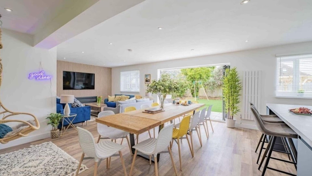 New Forest District Ski Chalet | Luxe Ocean +playroom +Seascape/sleeps 12