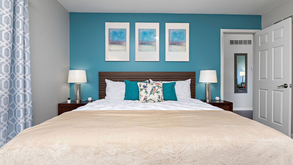 Raymore House | ⭐️ Luxe Paradise ⭐️ 3 King Beds ✅ Fast Wifi ✅ Free Parking