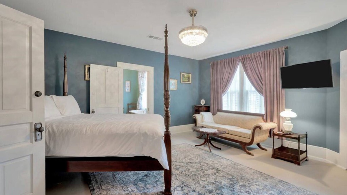 Hemphill House | Luxe Private Room in Historic Hemphill Manor!