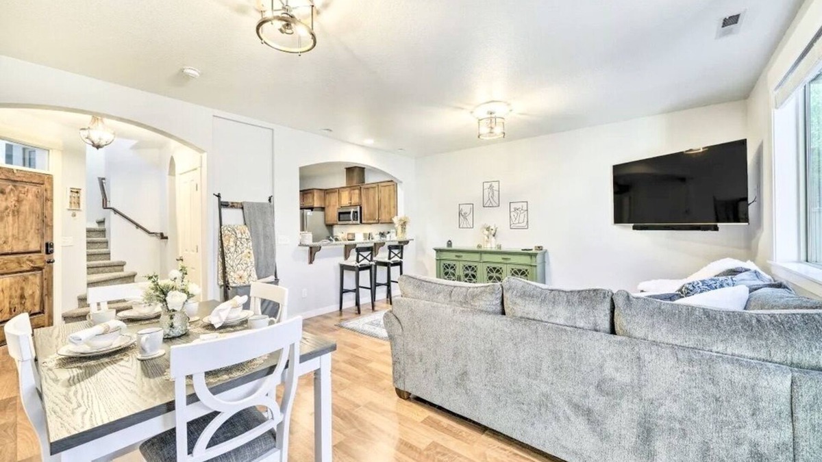 Vancouver House | Luxe Private Vancouver Getaway Near DT & Portland!