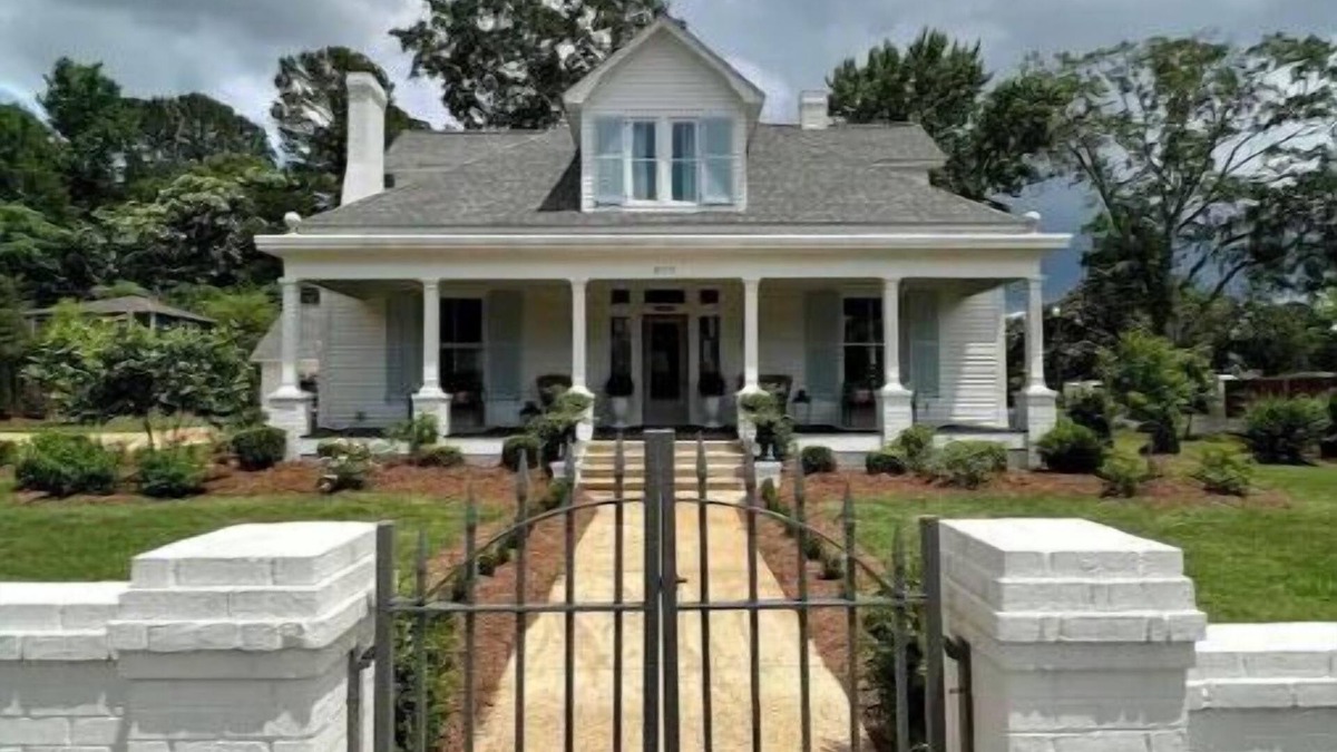Tupelo House | LUXE Remodel Historic 1 BR in PERFECT location