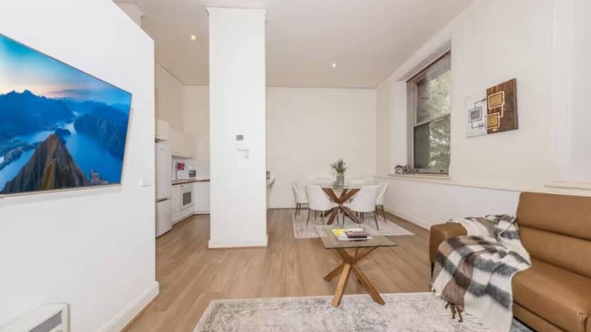 Docklands Apartment | Luxe Resort Apt w Pool Car Park on Spencer
