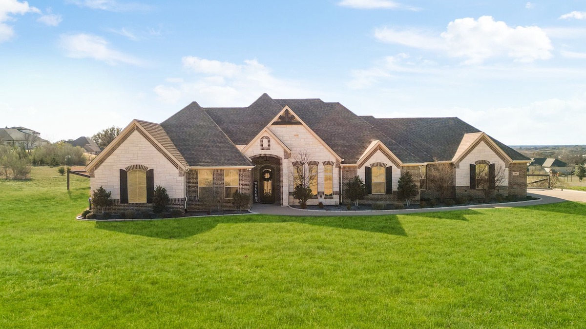 Granbury Resort | Luxe Retreat:Saltwater Pool & Spa, Jacuzzi Tub, Chefs Kitchen, EV Charger & more
