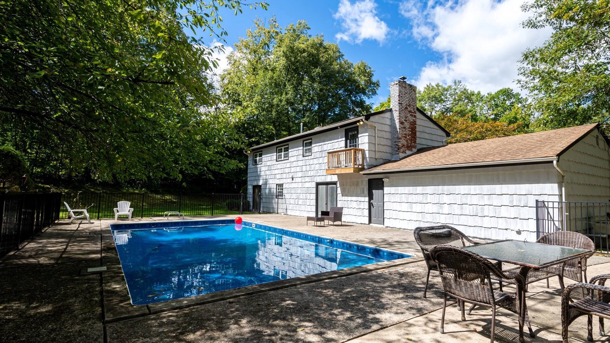 Wantage House | Luxe Retreat with Fireplace/WiFi/Pool near Water Parks, Golf Course, Wineries