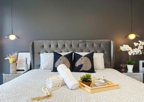 Rokeby House | Luxe Retreat with Spa - Near airport & CBD