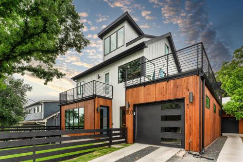 Riverside House | Luxe Riverside Condo