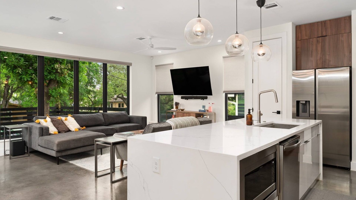 Riverside House | Luxe Riverside House | Skyline Deck+Downtown View