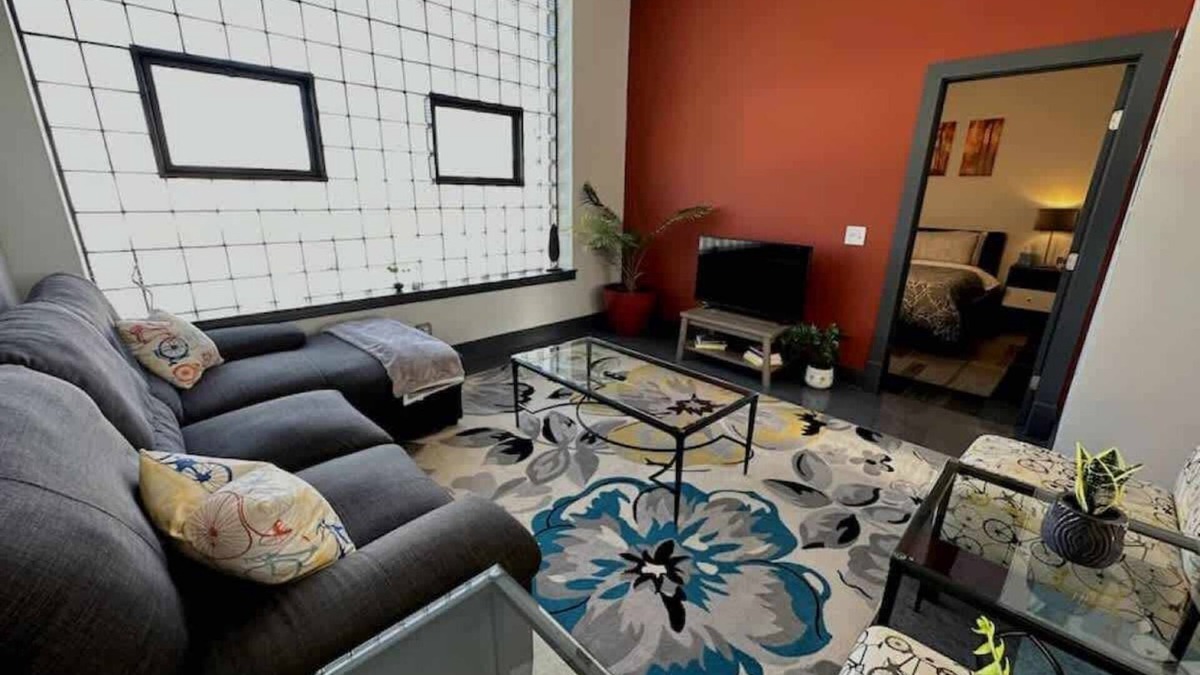 Roanoke Apartment | Luxe rooftop retreat in downtown core
