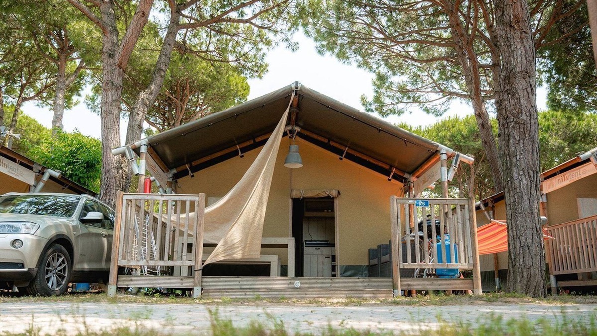 Cavallino-Treporti Ski Chalet | Luxe Sanitary 5 Pers. Villatent at Campsite Village Cavallino near at the beach