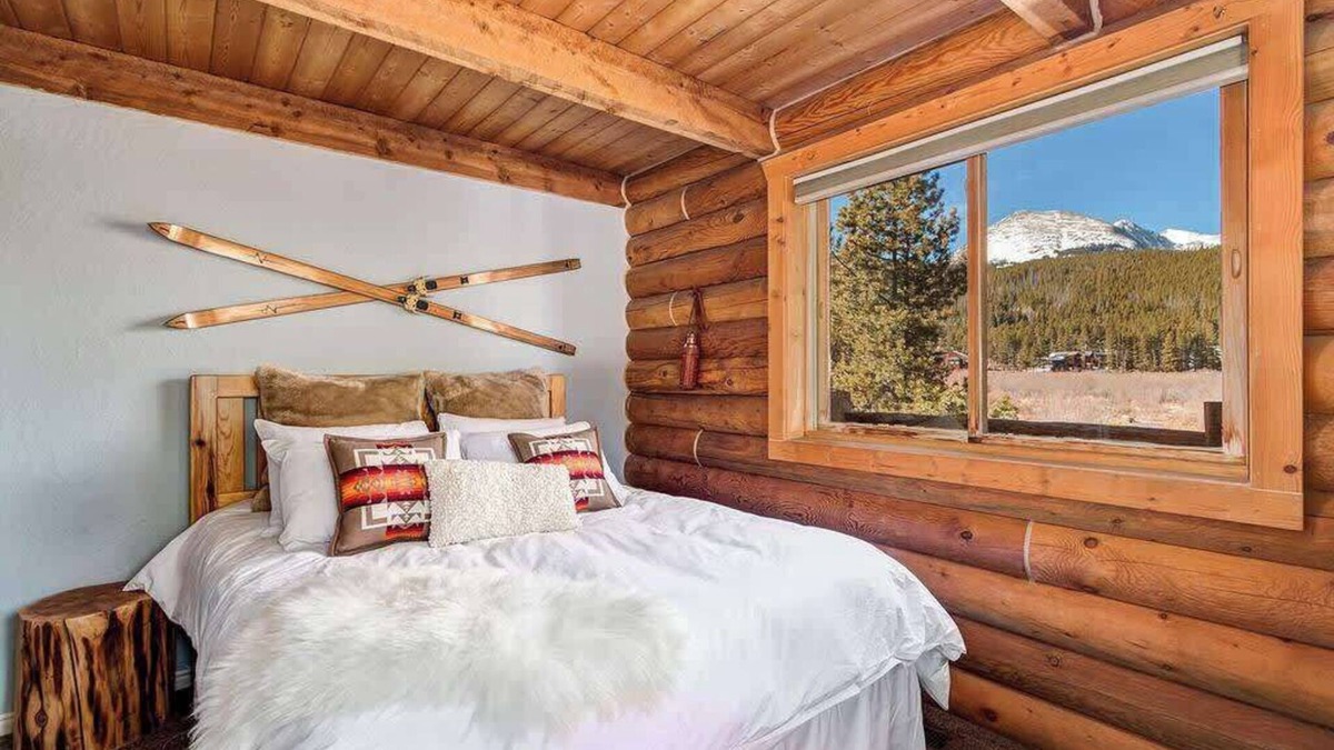 Blue River Cabin | Luxe Ski Cabin, Stunning Mountain Views, Wrap Around Balcony, Fire Pit & Hot Tub
