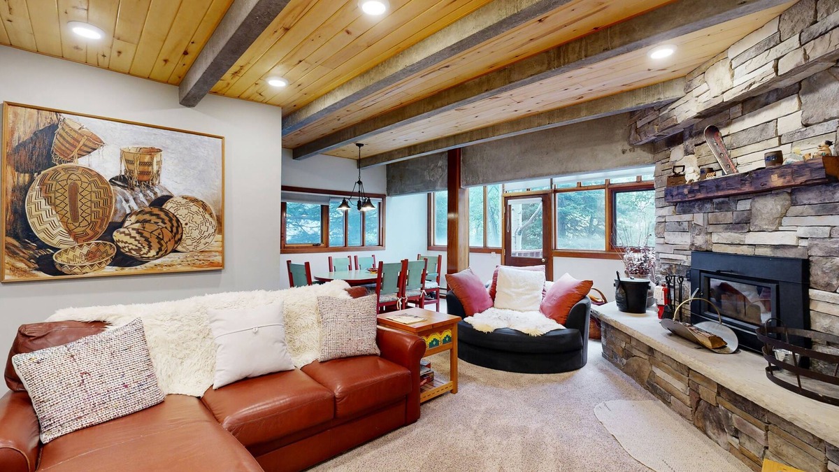 Taos Ski Valley Condo | Luxe Slopeside Condo: Balcony, Fireplace & Covered Parking