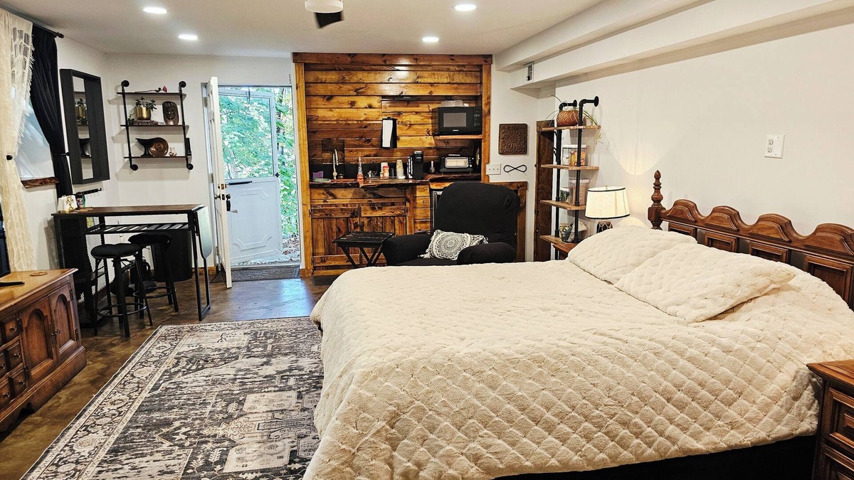 West Milton House | Luxe Studio Apartment in the Burbs w/wooded lot