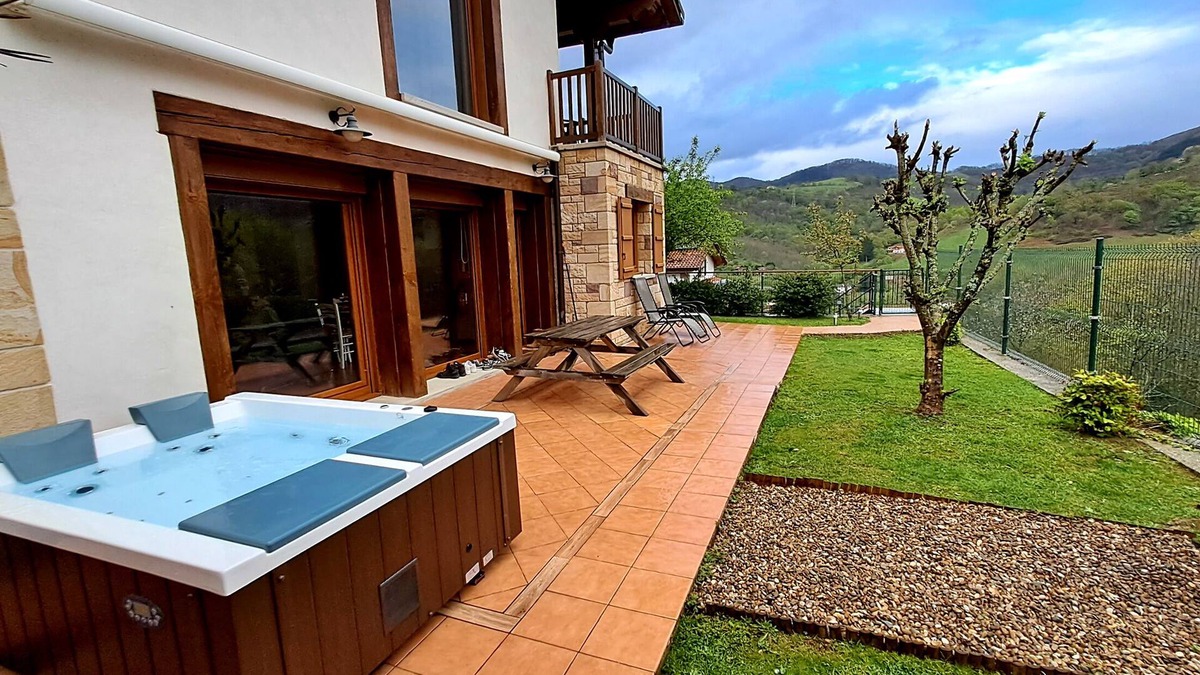 Sumbilla Apartment | Luxe studio Casa Angiz Etxea 2; charm, outdoor spa and valley views