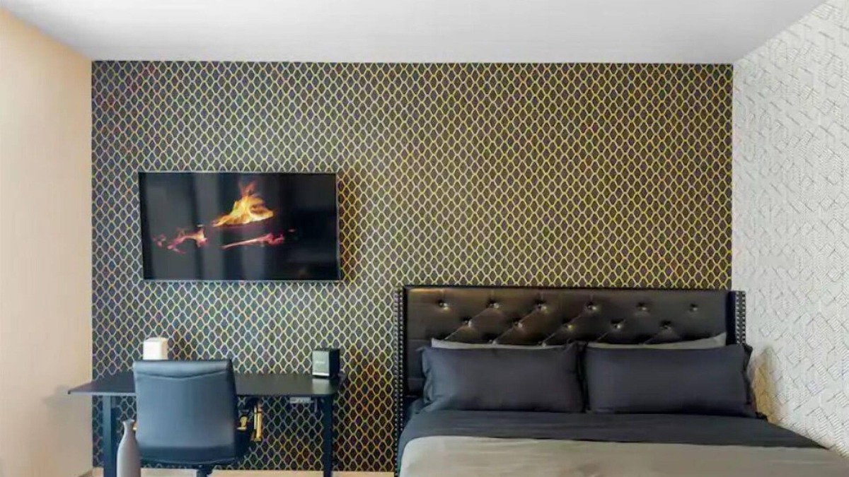 Assembly Square House | Luxe Studio, King Bed, Fast Wi-Fi, Work Desk, Gym