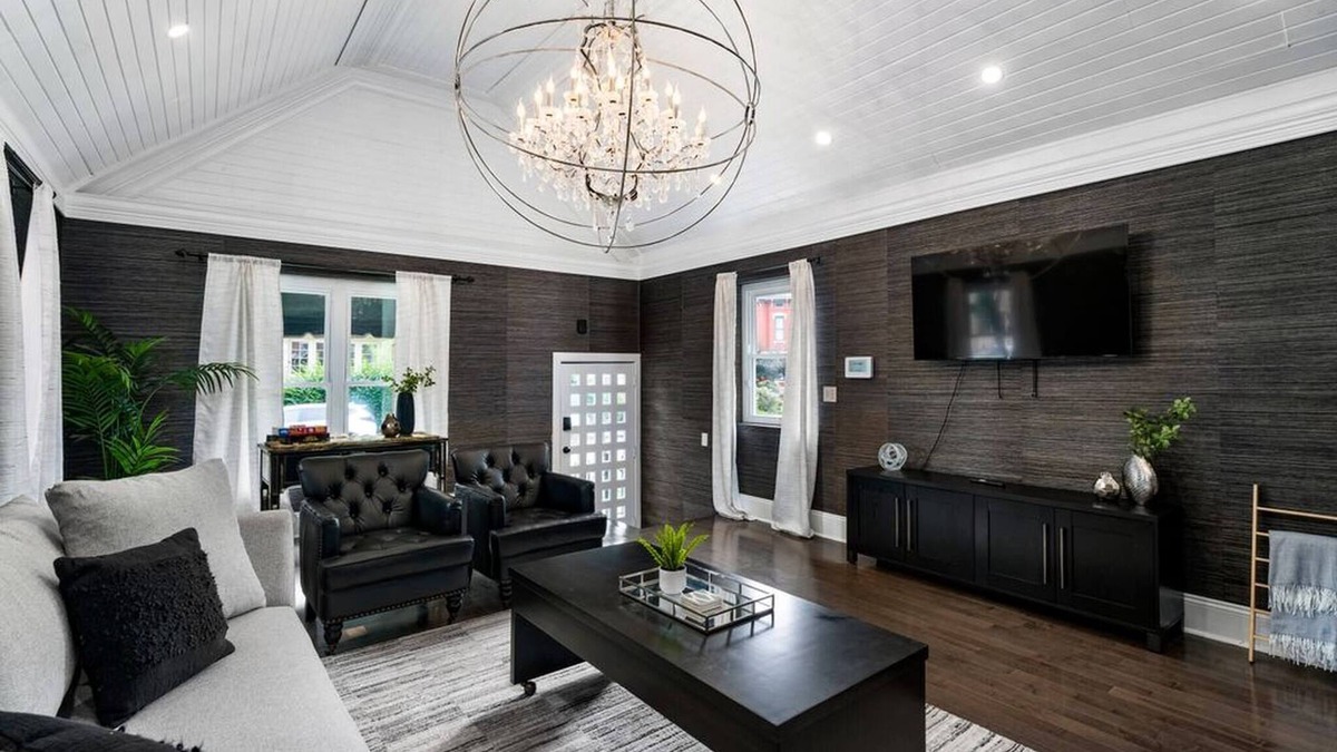 Short North House | Luxe Studio w/King Bed + Sofa | Walk to OSU/Bars