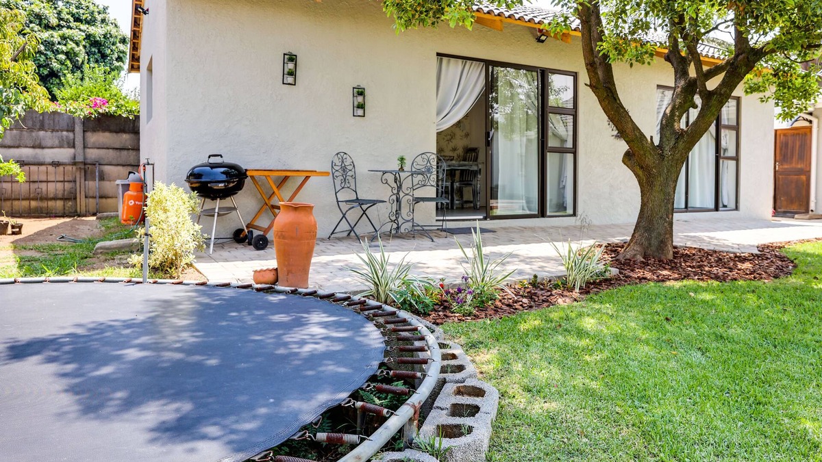 Ekurhuleni Cottage | Luxe Suburban Haven 10 mins away from OR Tambo Airport .Load shedding Friendly