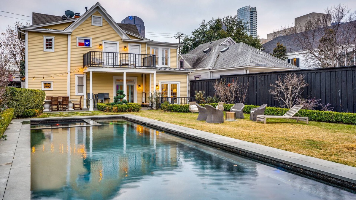 Uptown House | ★ Luxe Thomas Mansion ★ | hot tub, pool, fire pit!