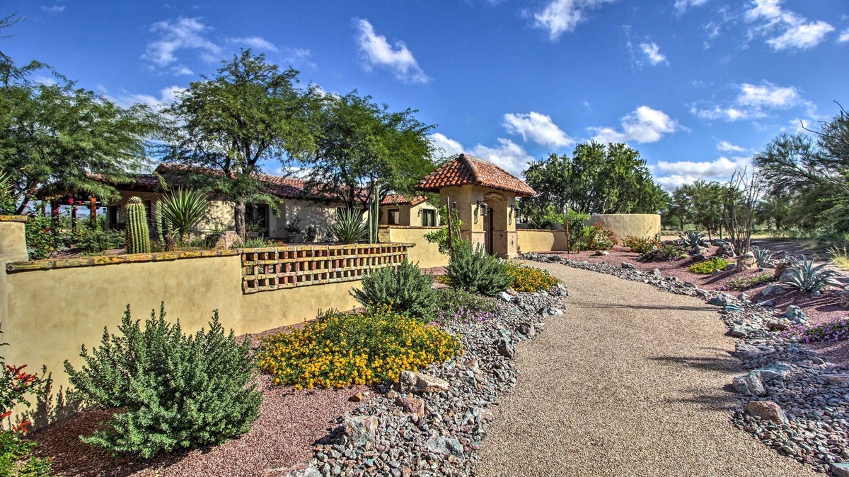 Tortolita House | Luxe Tucson Vineyard Home w/Views & Fire Pit