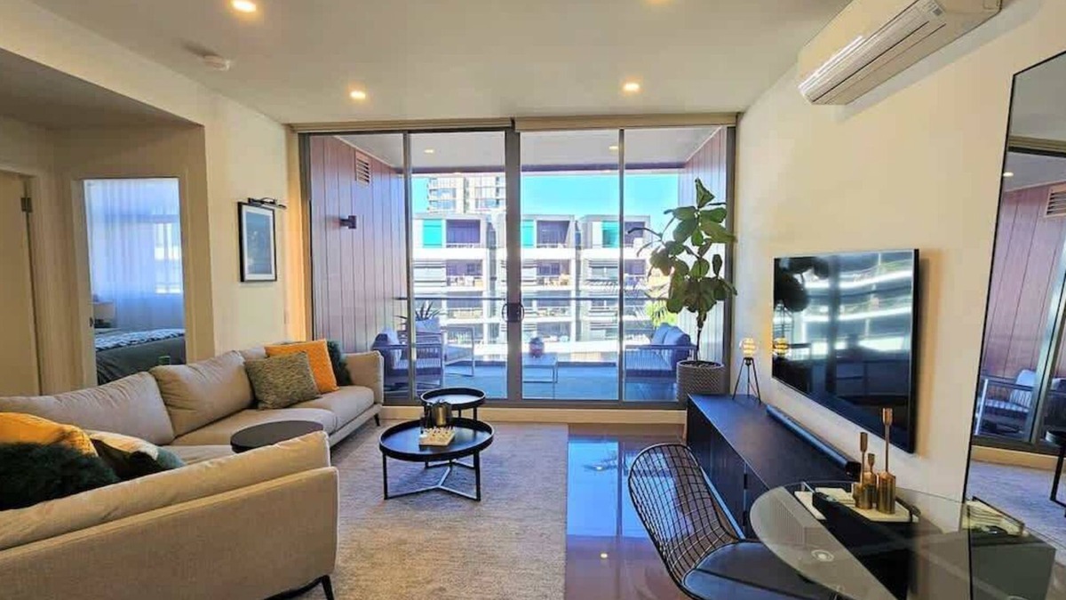 Waterloo Apartment | LUXE Waterloo 1 bed with parking, gym & pool