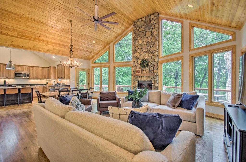 Nellysford House | Luxe Wintergreen Resort Escape with Hot Tub!