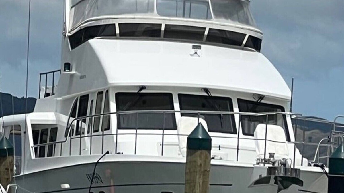 Lower Hutt Boat Rental | LUXERY LAUNCH (BERTHED)