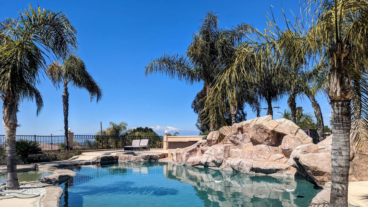 Alessandro Heights House | LuxHome Suite B, Luxurious getaway in Riverside's safest neighborhood