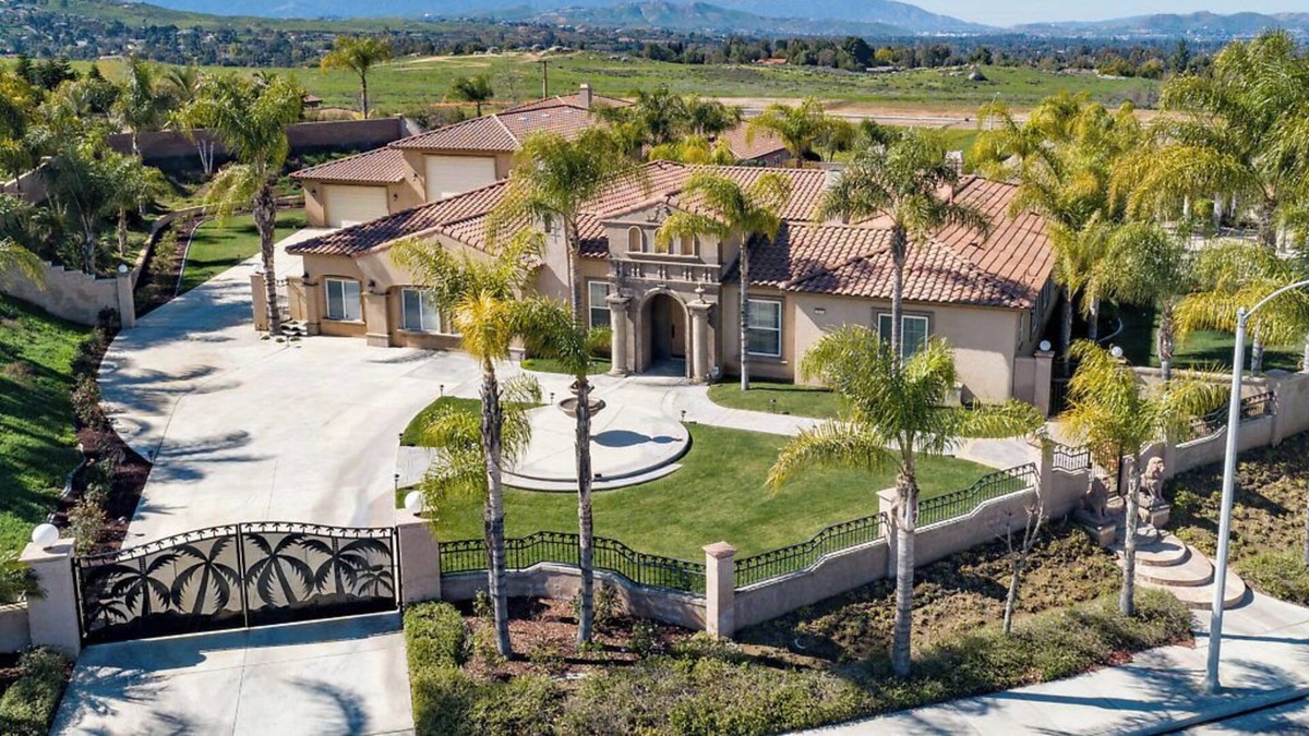 Alessandro Heights Villa | LuxHome Villa, Luxurious getaway in Riverside's most upscale neighborhood