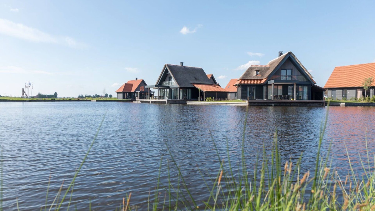 Ossenzijl Villa | Luxious water villa with two bathrooms, at the Frisian Lakes