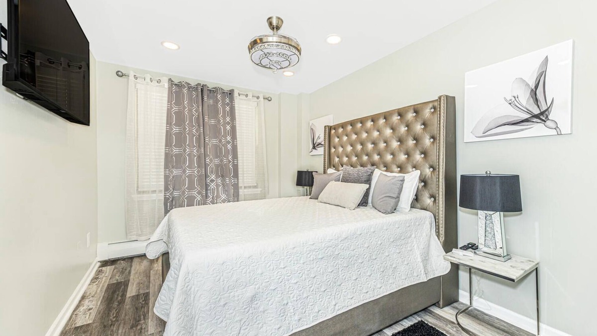West Bronx House | Luxirious 3 bedroom apartment - 5 minutes from Yankee Stadium